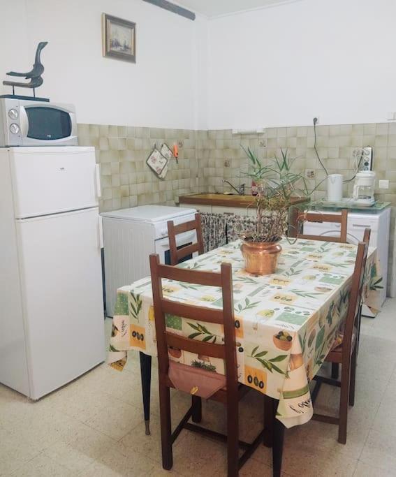 Gîte et jardin en bord de rivière Saumane Esterno foto