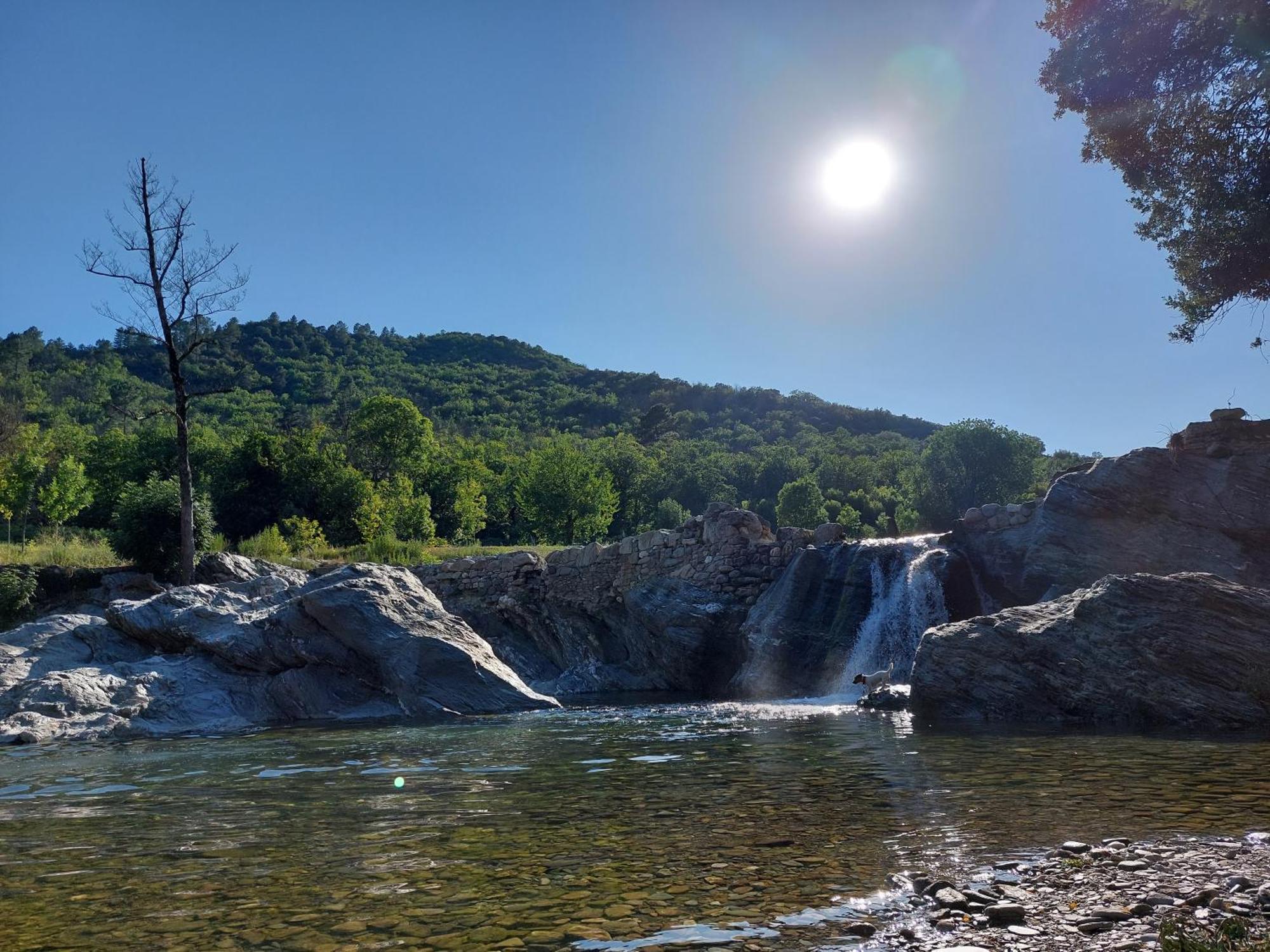 Gîte et jardin en bord de rivière Saumane Esterno foto